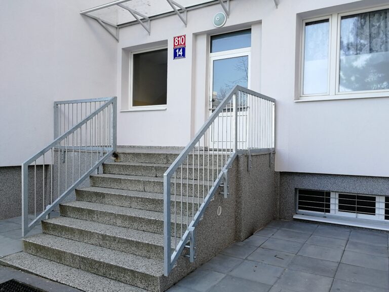 Schody, mříže